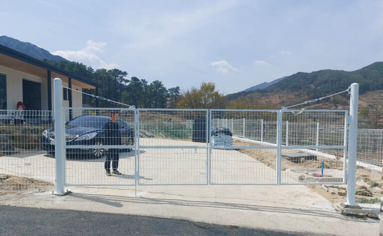 백색 메쉬휀스 와 쌍문 입니다.